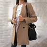 model draagt elegante comfortabele winterjas herfstjas voor dames met knopen lange trenchcoat jas