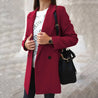 model draagt elegante comfortabele winterjas herfstjas voor dames met knopen lange trenchcoat jas