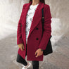 model draagt elegante comfortabele winterjas herfstjas voor dames met knopen lange trenchcoat jas