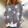 model draagt gebreide wollen cardigan vest met knopen en bloemen print voor dames