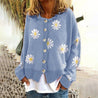 model draagt gebreide wollen cardigan vest met knopen en bloemen print voor dames