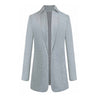 model draagt elegante lange jas trenchcoat jas voor dames