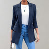 model draagt casual blazer jas voor dames 