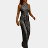 model draagt elegante jumpsuit met glitters glitter jumpsuit met open rug en riem band ideaal voor uitgaan feest jumpsuit