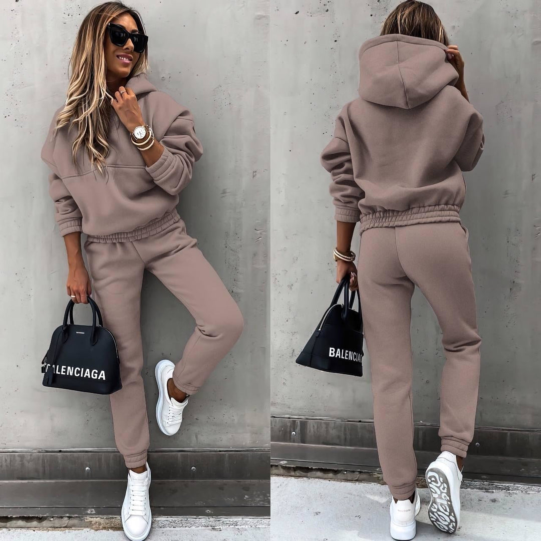 model draagt tweedelige jogging set met hoodie en capuchon voor dames winter pak vrijetijdsset