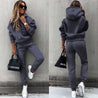 model draagt tweedelige jogging set met hoodie en capuchon voor dames winter pak vrijetijdsset