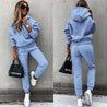 model draagt tweedelige jogging set met hoodie en capuchon voor dames winter pak vrijetijdsset