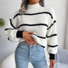 model draagt comfortabele turtleneck sweater coltrui van wol voor dames met strepen en lange mouwen 