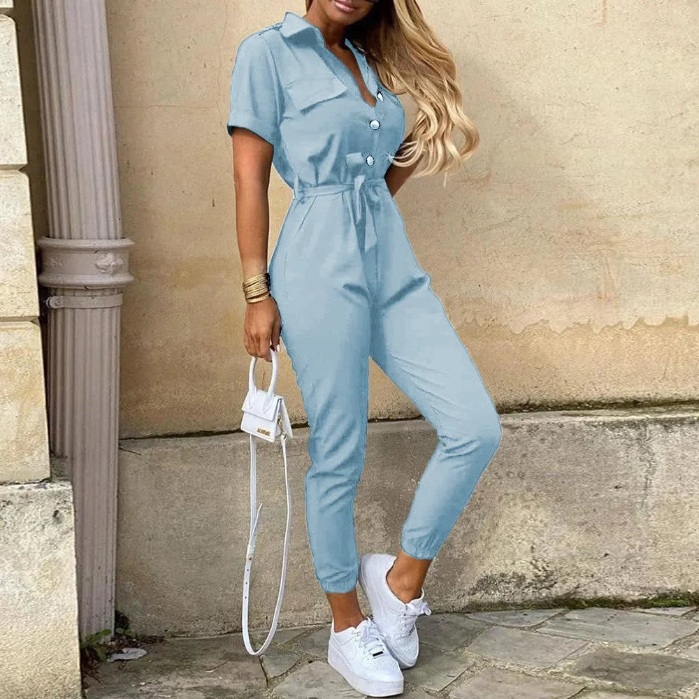 model draagt comfortabele elegante jumpsuit voor dames met riem en knoop sluitingen voor 