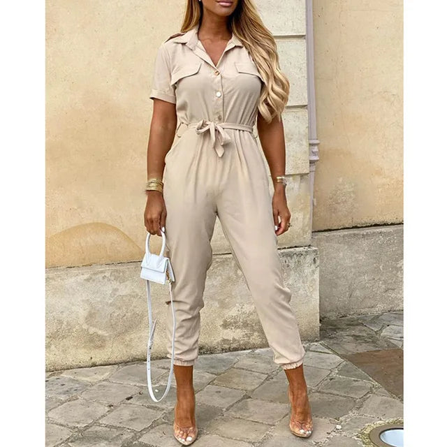 model draagt comfortabele elegante jumpsuit voor dames met riem en knoop sluitingen voor 