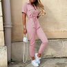 model draagt comfortabele elegante jumpsuit voor dames met riem en knoop sluitingen voor 