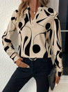 model draagt elegante dames blouse met lange mouwen en print met v-hals