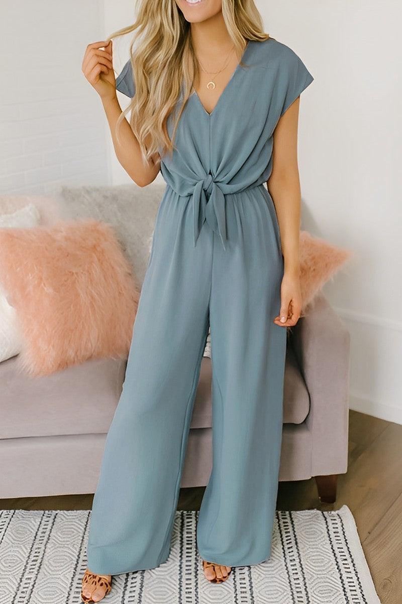 model draagt elegante jumpsuit met stretch en riem, jumpsuit met korte mouwen dames