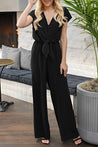 model draagt elegante jumpsuit met stretch en riem, jumpsuit met korte mouwen dames