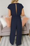 model draagt elegante jumpsuit met stretch en riem, jumpsuit met korte mouwen dames