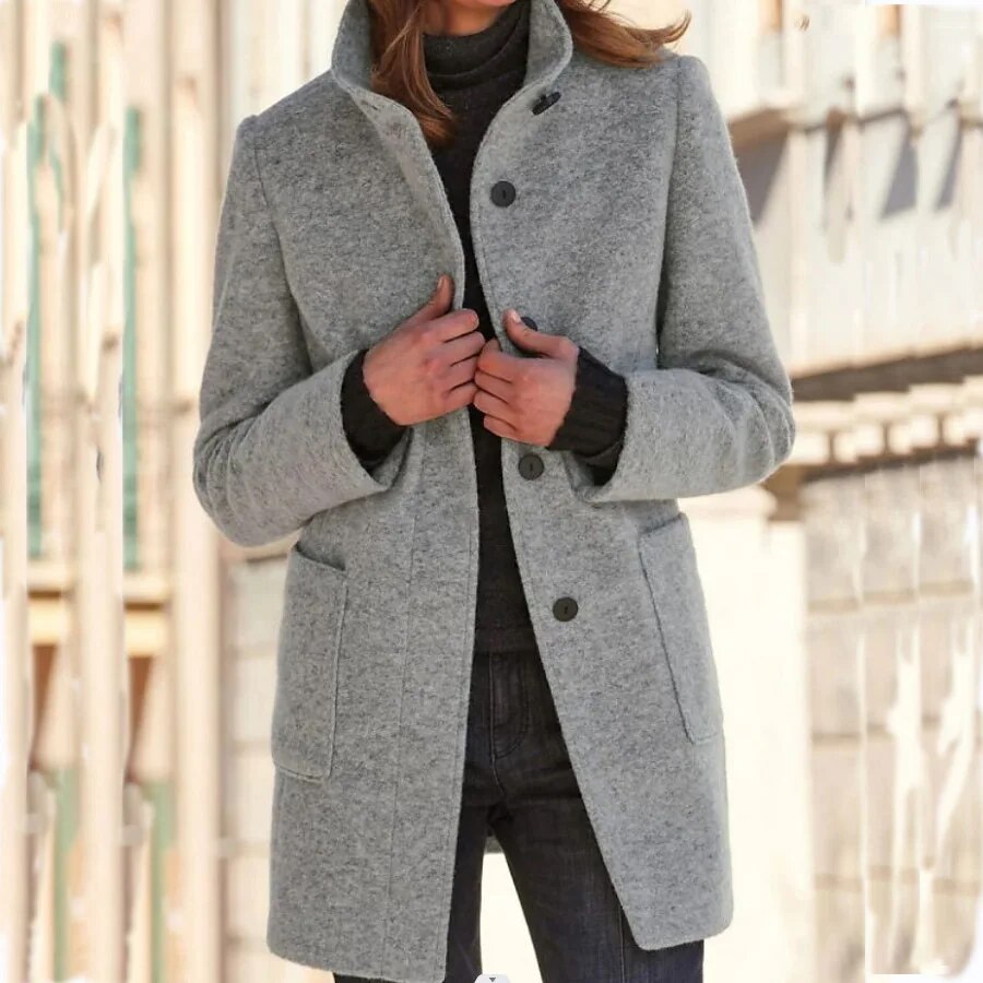 model draagt comfortabele lange trenchcoat jas voor dames herfstjas winterjas met knopen en hoge hals