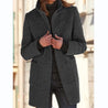 model draagt comfortabele lange trenchcoat jas voor dames herfstjas winterjas met knopen en hoge hals